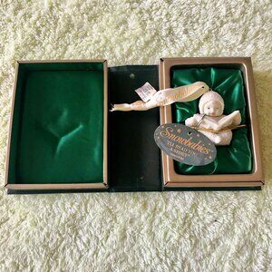Vntg Dept 56 'Snowbabies' Rare Retired Porcelain Bisque Ornament Orig Box w/ Tag